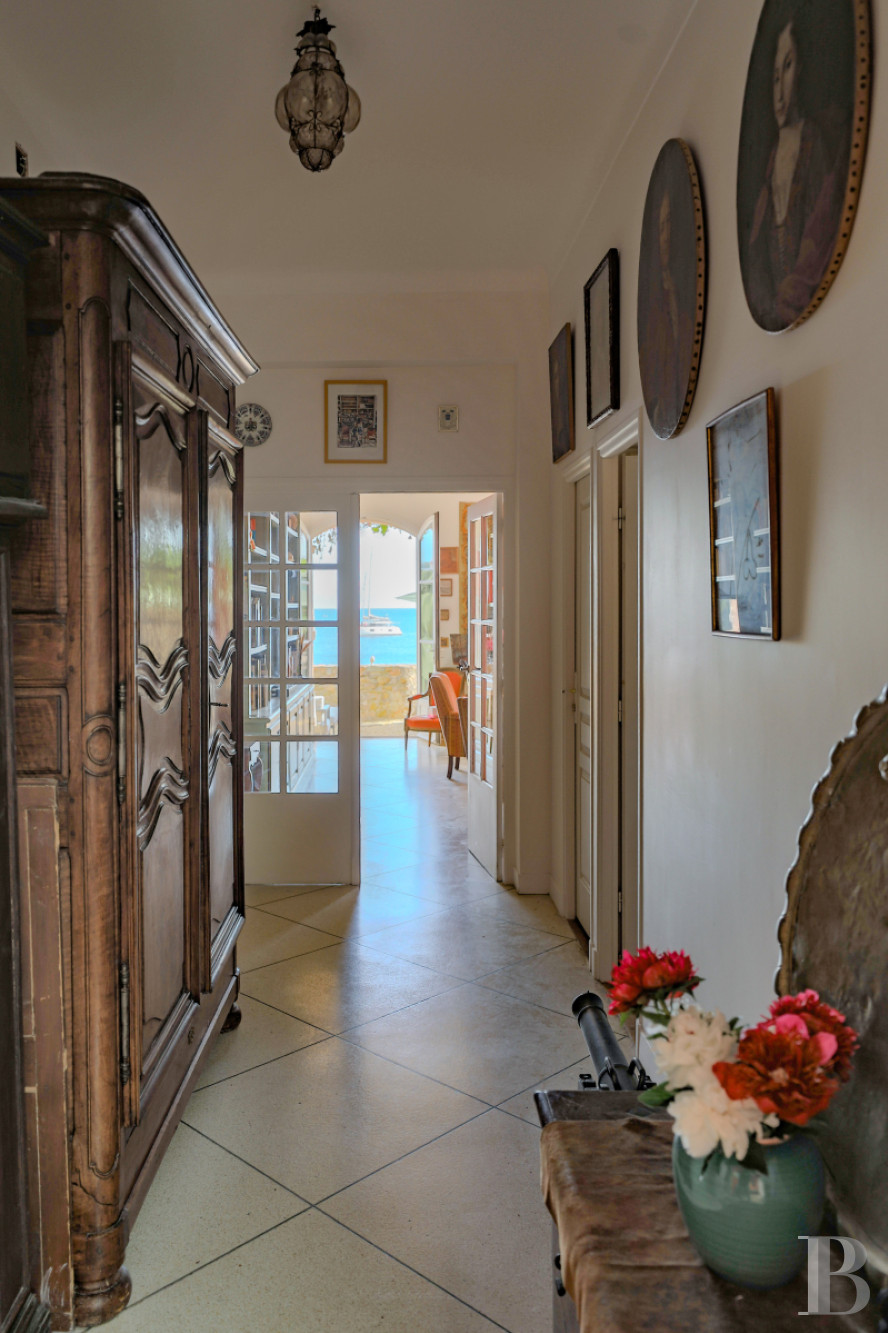 A family home built on the foundations of an ancient fortress in Agay harbour, Saint-Raphaël - photo  n°3